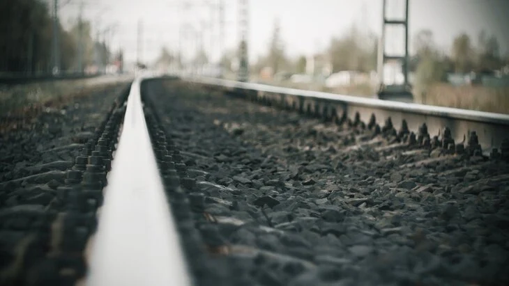 Неизвестные закидали камнями поезд с туристами из Европы в Киргизии Неизвестные закидали камнями поезд с туристами из Европы в Киргизии