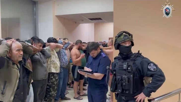 Более 400 жильцов хостела задержаны по подозрению в незаконной миграции в Москве Более 400 жильцов хостела задержаны по подозрению в незаконной миграции в Москве