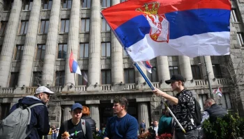 Blic: в Белграде машина въехала в толпу на митинге протеста