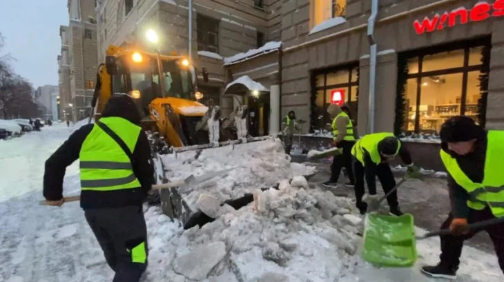 Около 145 тысяч человек ликвидируют последствия снегопада в Москве Около 145 тысяч человек ликвидируют последствия снегопада в Москве