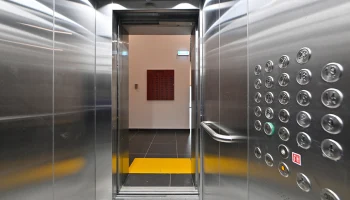 В Москве приступили к замене лифтов в жилых домах в рамках капремонта