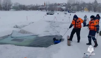 Фура провалилась под лед в Башкирии