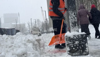 Московские коммунальщики круглосуточно устраняют последствия мощного снегопада