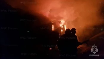 Пожар площадью 2,4 тыс "квадратов" произошел на ангаре в Ленобласти