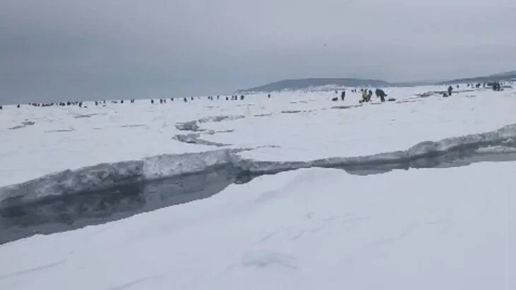 Сотрудники МЧС спасли 170 рыбаков со льдины на Сахалине Сотрудники МЧС спасли 170 рыбаков со льдины на Сахалине