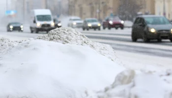 Водителей призвали пользоваться городским транспортом из-за метели в Москве