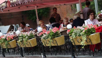 Власти Москвы рекомендовали ресторанам закрыть летние веранды из-за непогоды