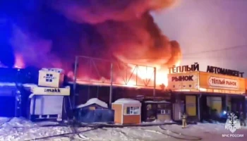 Пожар произошел в здании рынка в Барнауле