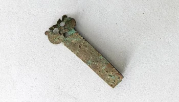 Археологи нашли фрагмент книжной застежки XVIII&ndash;XIX веков в Крестовоздвиженском переулке