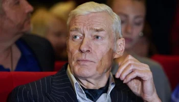 Актера Бориса Щербакова выписали из больницы после перелома шейки бедра