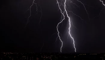 Аэропорт Владикавказа в Северной Осетии закрылся на кратковременный ремонт из-за молнии