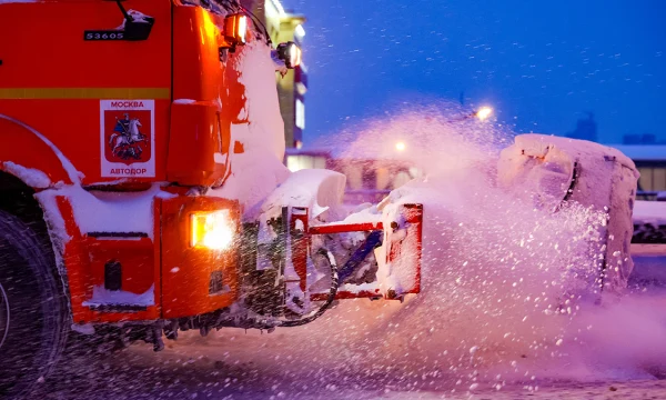 Городские службы очищают дороги и тротуары Москвы от снега в цикличном режиме Городские службы очищают дороги и тротуары Москвы от снега в цикличном режиме