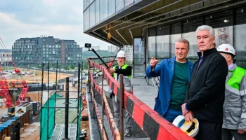Собянин и Греф осмотрели ход строительства школы Сбера в Рублево-Архангельском