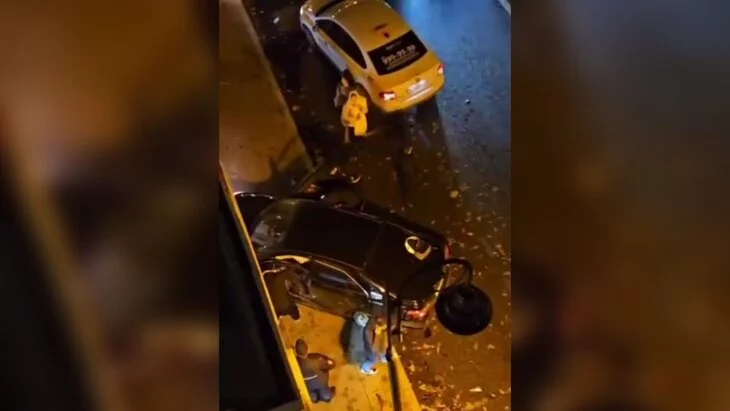 Два автомобиля столкнулись на улице Спиридоновка в Москве Два автомобиля столкнулись на улице Спиридоновка в Москве