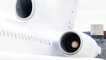 В Италии мужчину затянуло в двигатель самолета