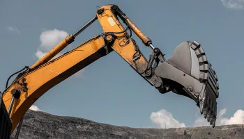 Экскаватор упал с прицепа грузовика на 77-м километре МКАД