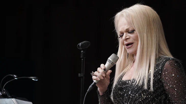 Лариса Долина заявила, что вернет деньги покупательнице ее квартиры Лурье Лариса Долина заявила, что вернет деньги покупательнице ее квартиры Лурье