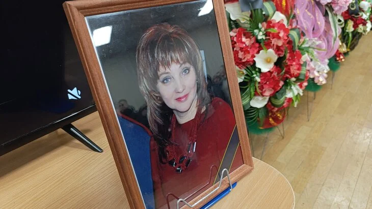 Сотни людей пришли на прощание с убитой учительницей в Добрянке Сотни людей пришли на прощание с убитой учительницей в Добрянке