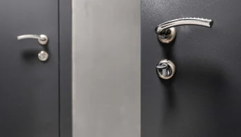 Сервис &laquo;Вывоз ненужных вещей&raquo; поможет москвичам избавиться от старых дверей