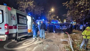 Внедорожник с 14-летним водителем перевернулся на Сиреневом бульваре Москвы