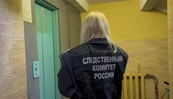 Лифт с женщиной и ребенком рухнул со второго этажа в Петербурге