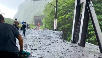 Пассажирский поезд частично сошел с рельсов на Тайване