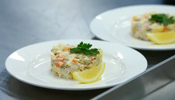 В Госдуме попросили включить оливье и заливное в новогоднее меню школьных столовых