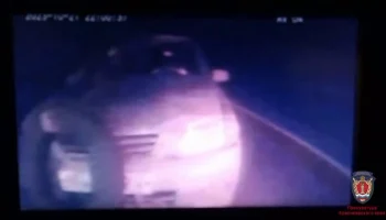 Семья на ходу обворовывала фуры на трассе в Красноярском крае