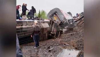 Девять вагонов пассажирского поезда Воркута &ndash; Новороссийск сошли с рельсов в Коми