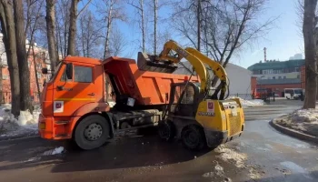 Столичные службы продолжают уборку снега с газонов