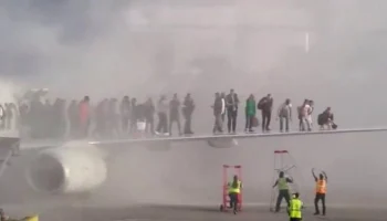 В США 12 пассажиров госпитализированы после возгорания на борту самолета