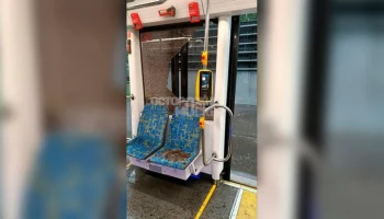 Два человека пострадали в Москве при ударе металлического листа по трамваю