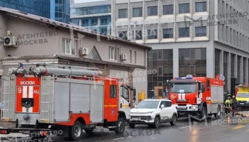 Пожарный поезд задействован в тушении возгорания в здании РЖД