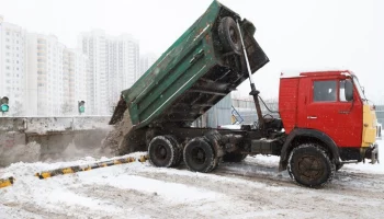 Городские службы продолжают убирать и ворошить снег в Москве