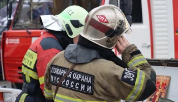 Автосалон загорелся в Подмосковье около МКАД