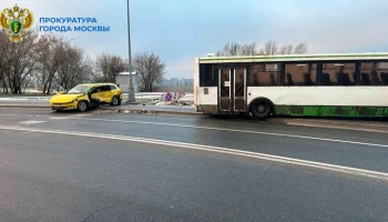 Двое взрослых и ребенок пострадали в ДТП с автобусом и такси в Москве