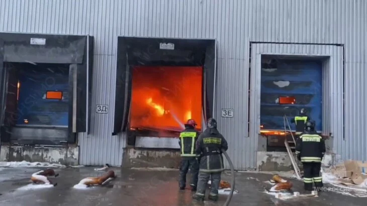 Площадь пожара на складе в Подмосковье достигла 5 тысяч квадратных метров Площадь пожара на складе в Подмосковье достигла 5 тысяч квадратных метров