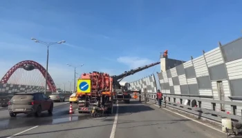 Живописный мост промыли во время весенней уборки в Москве