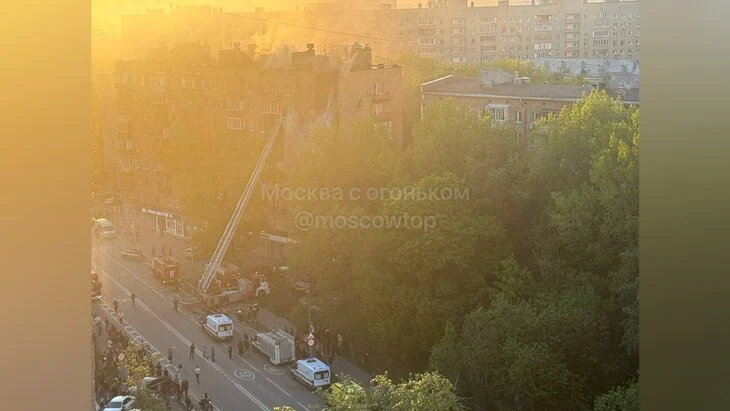 Шесть человек спасли при пожаре в доме на востоке Москвы Шесть человек спасли при пожаре в доме на востоке Москвы