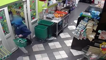 Мужчина с ножом ограбил &laquo;ВкусВилл&raquo; на западе Москвы