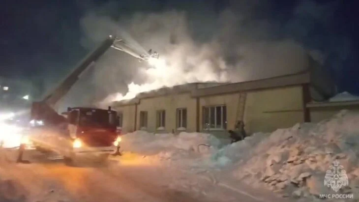 Кровля кафе обрушилась в результате пожара в Нефтеюганске Кровля кафе обрушилась в результате пожара в Нефтеюганске