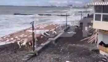 Мощный шторм разрушил набережную в Сочи