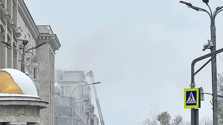 Перекрытия между мансардой и чердаком загорелись в жилом доме на Тверском бульваре Перекрытия между мансардой и чердаком загорелись в жилом доме на Тверском бульваре