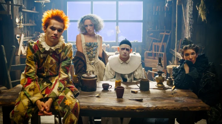 Люстра украшает Мальвину: костюмы героев из кинофильма «Буратино» выставили в метро Люстра украшает Мальвину: костюмы героев из кинофильма «Буратино» выставили в метро