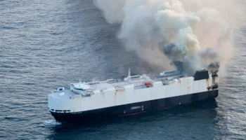 Bloomberg: грузовой корабль с 3 тыс. автомобилей загорелся в Тихом океане