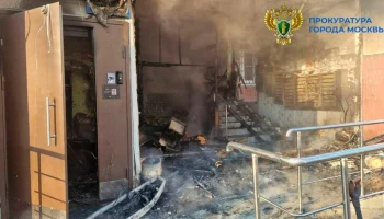 ТАСС: пять человек пострадали при пожаре в подъезде жилого дома в Москве