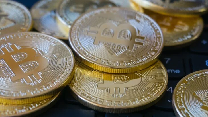 Стоимость биткоина опустилась ниже 75 тыс долларов Стоимость биткоина опустилась ниже 75 тыс долларов