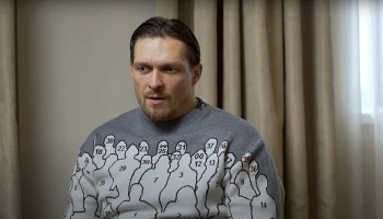 Украинского боксера Усика заподозрили во лжи о травме спины из-за видео