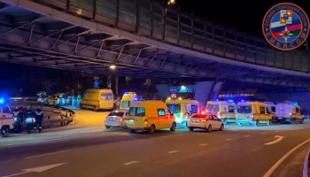 Семь человек пострадали при столкновении автомобиля с опорой эстакады в Сочи