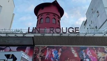 BFMTV: мельничные крылья кабаре "Мулен Руж" обрушились в Париже